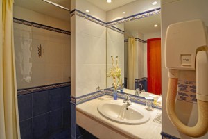 big_luxury_bathroom